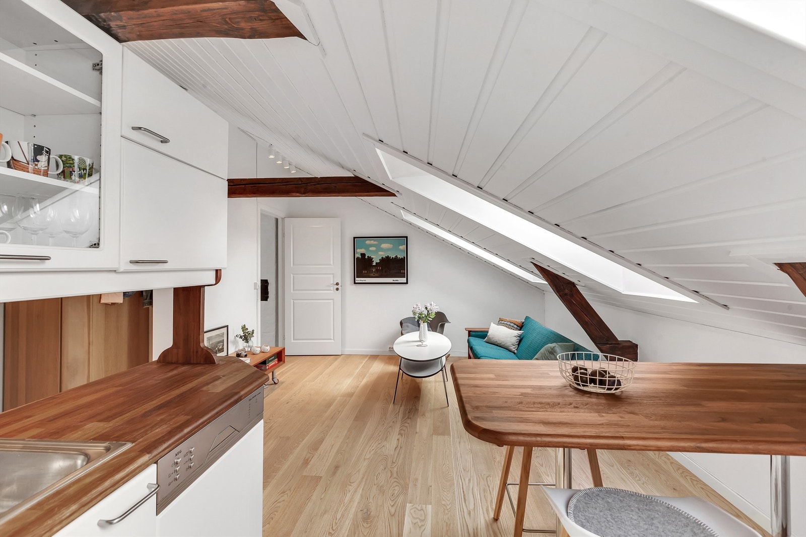 Koselig spiseplass på kjøkkenet ut mot stuen. Galleribilde