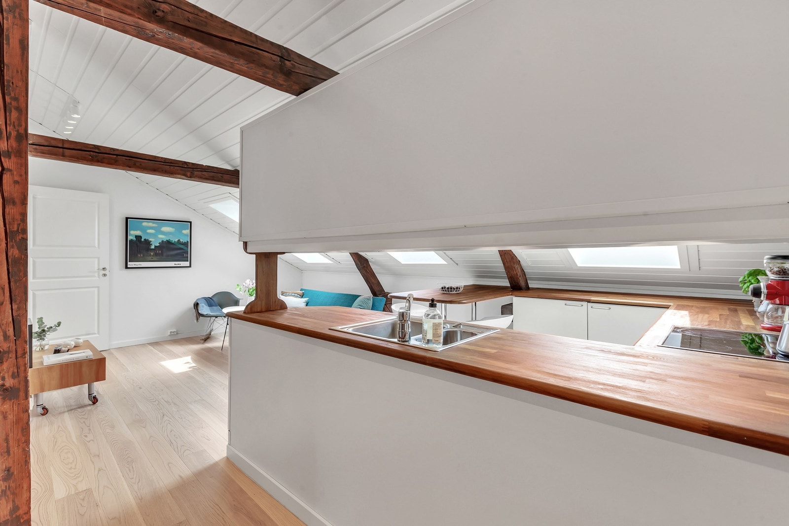 Stue og kjøkken i åpen løsning - tak og vegger i hele leiligheten er nymalt nå i juni. Galleribilde