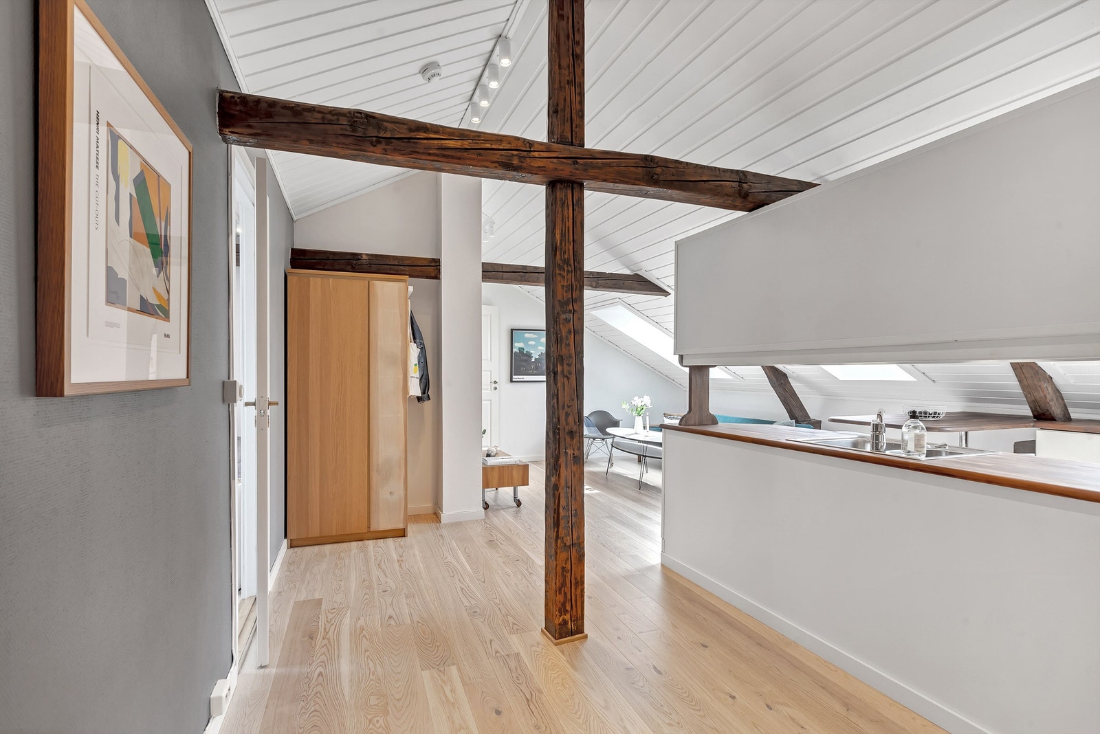 Romslig entre med god plass til klesoppheng og skotøy. Galleribilde