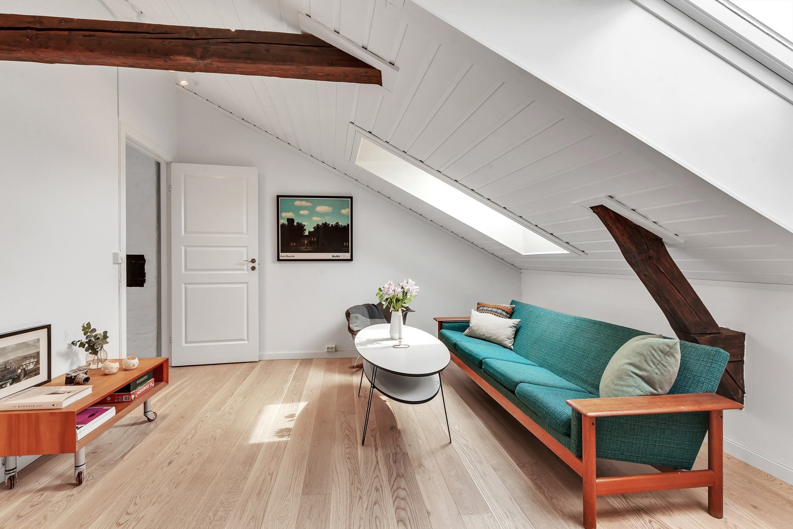 Lekker toppleilighet med 5 stk. velux takvinduer som gir bra med naturlig lys inn i boligen. Galleribilde