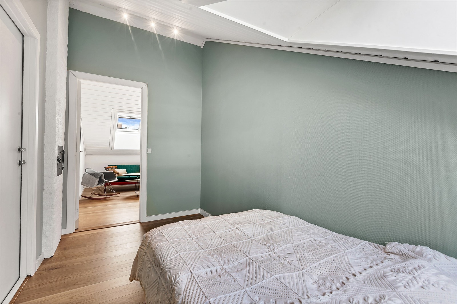 Det er også plass til dobbeltseng og en kommode. Galleribilde