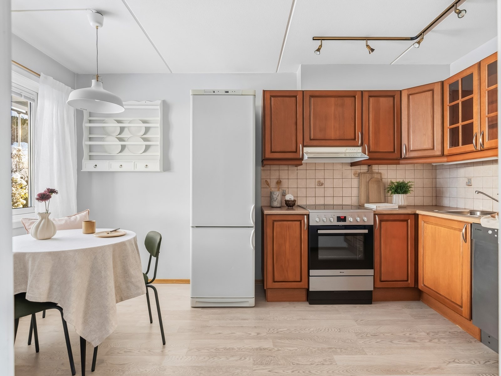 Kjøkkenet er separat, og har innredning fra byggeåret. Galleribilde