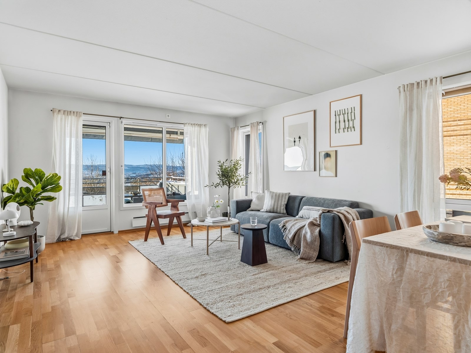 Stuen er av fin størrelse, med store vindusflater som slipper inn rikelig med naturlig lys fra to himmelretninger. Galleribilde