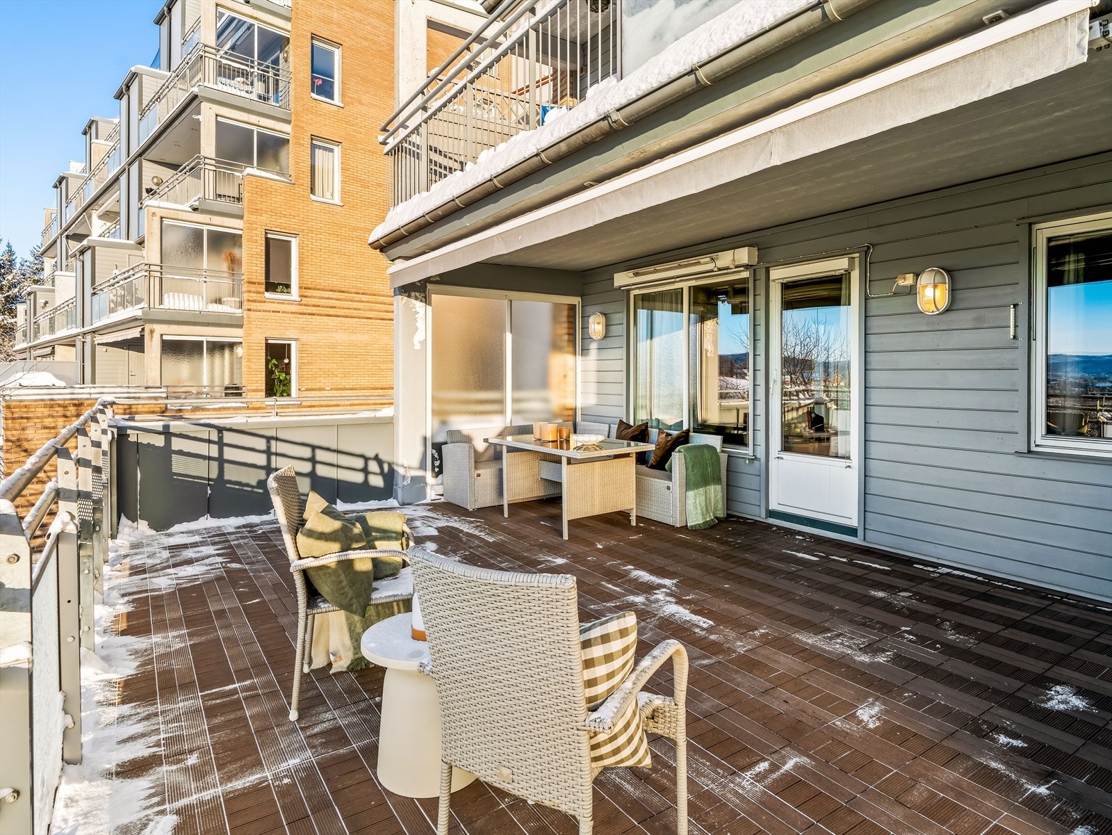 Her ute er det god plass til flere sittegrupper, samt gass-/elektrisk grill. Galleribilde