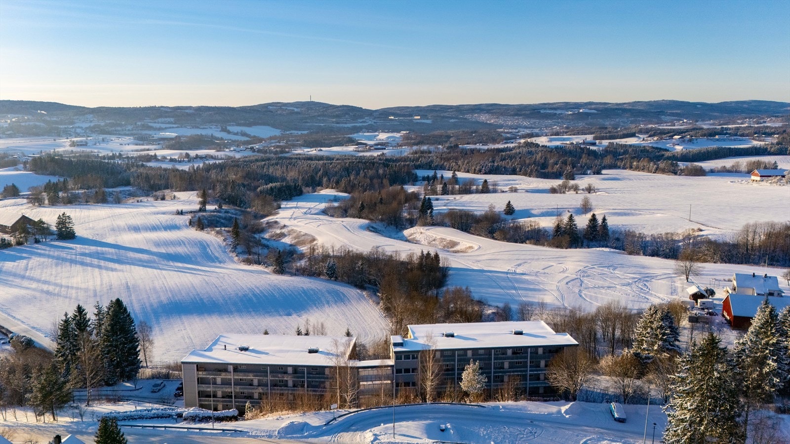 Her bor du i et attraktivt, barnevennlig og sentralt boligområde på Brånåsen/Skedsmokorset, med nærhet til skoler, barnehager og offentlig kommunikasjon. Galleribilde