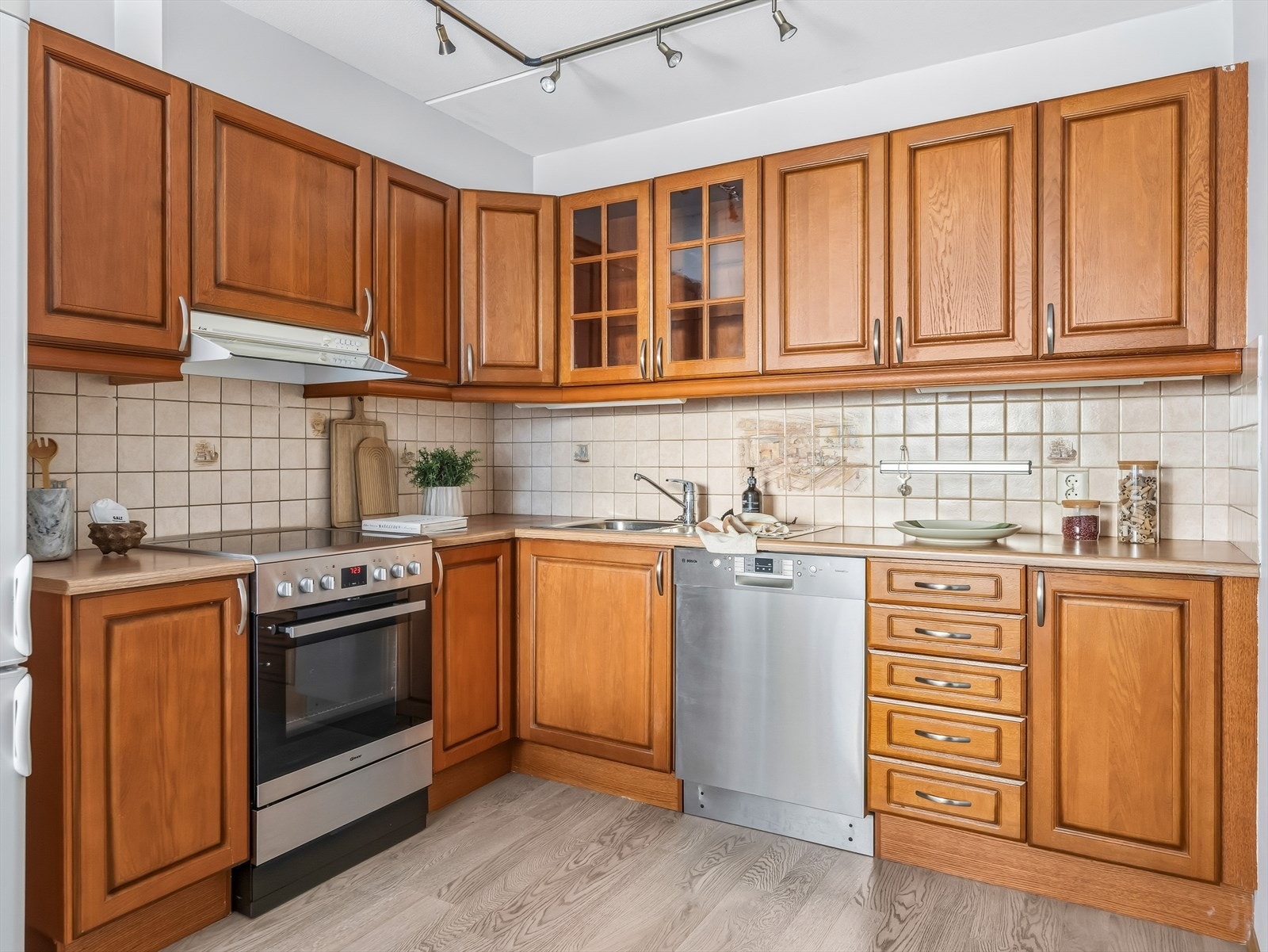 Kjøkkenet har opplegg for frittstående oppvaskmaskin, 1-greps kran, komfyr med platetopp og frittstående kjøl/fryseskap. Galleribilde