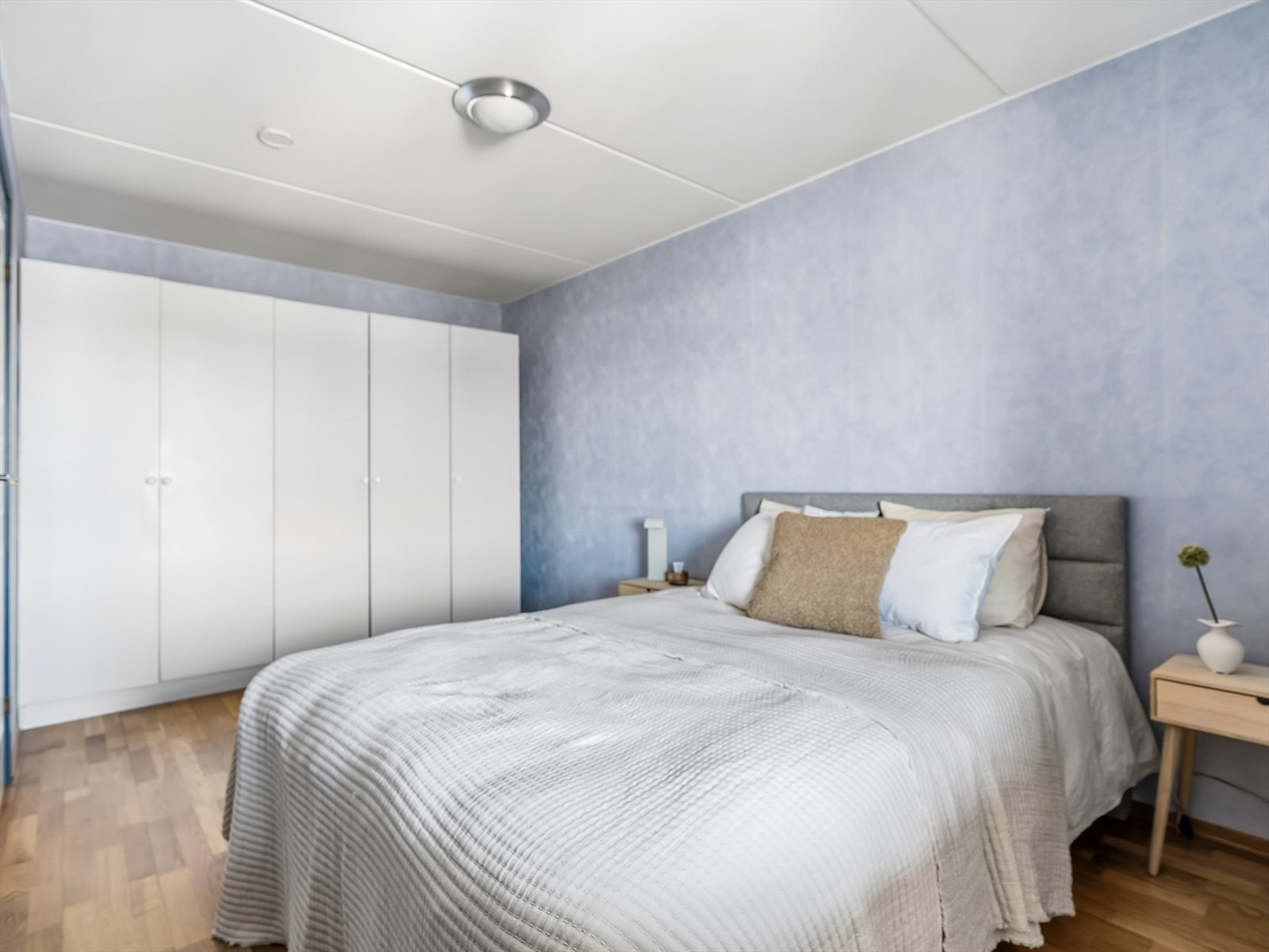 Videre er det plass til klesoppbevaring i garderobeløsning. Galleribilde