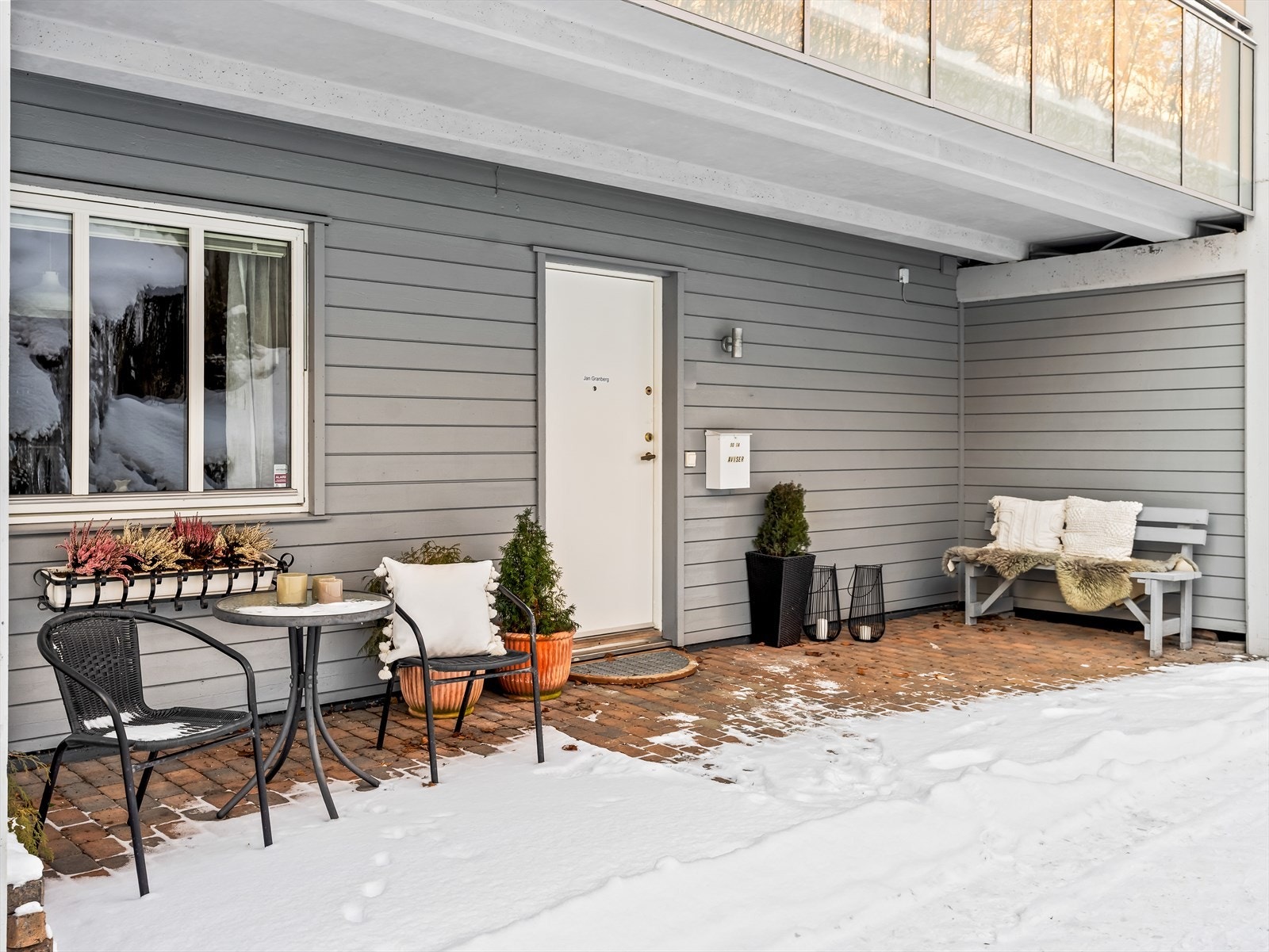 Boligen har et hyggelig inngangsparti, med overbygget adkomstterrasse. Galleribilde