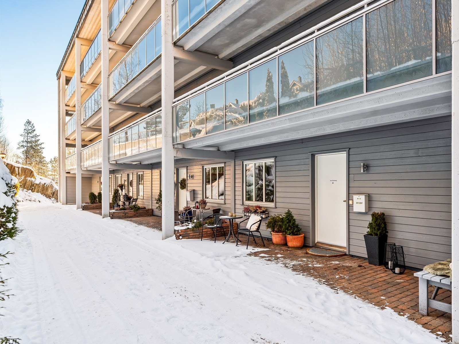 Her ute er det plass til å sette bord og stoler. Galleribilde