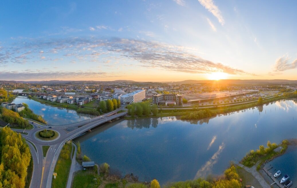 Lillestrøm sentrum ligger bare noen få kilometer unna, med alle bymessige fasiliteter og servicetilbud. Galleribilde