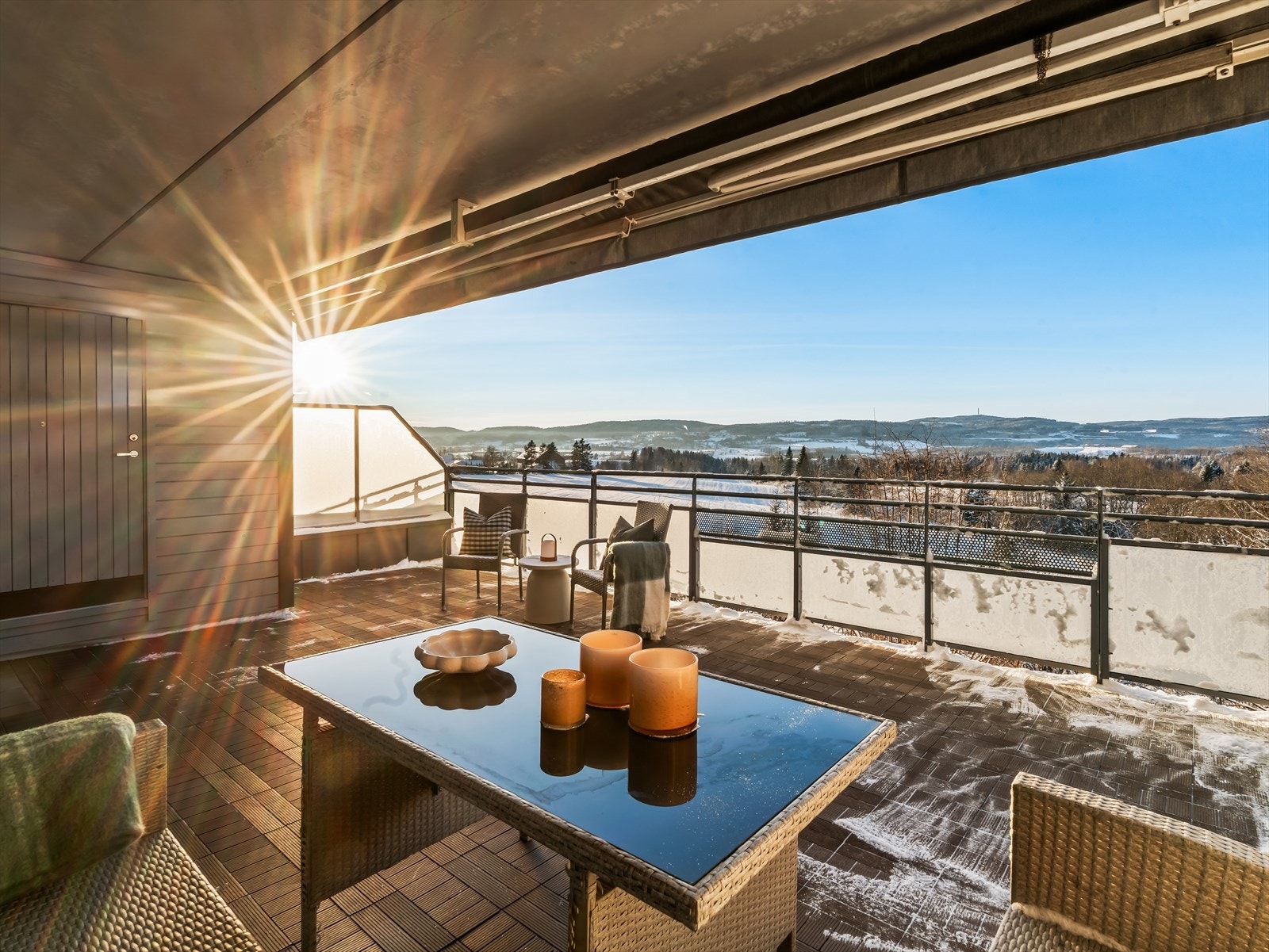 Det er tilgang til en utvendig bod fra terrassen, samt montert solskjerming. Galleribilde