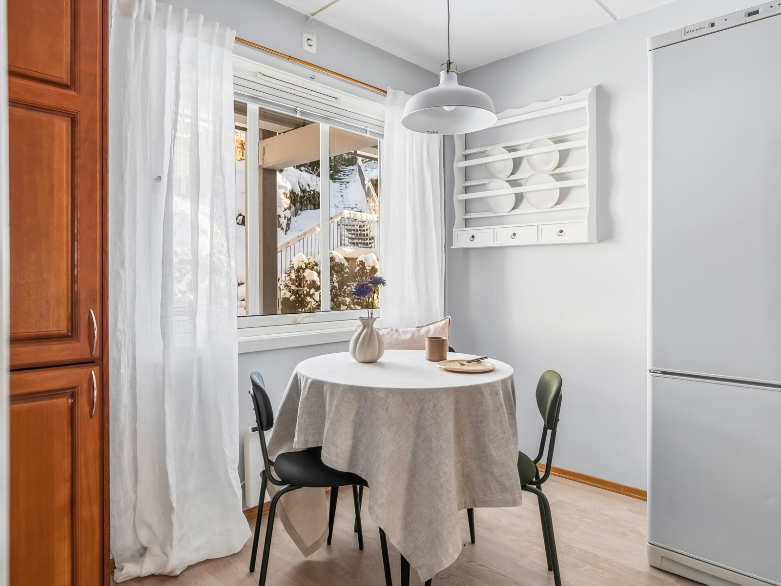 I tillegg er det plass til bord og stoler ved kjøkkenvinduet. Galleribilde