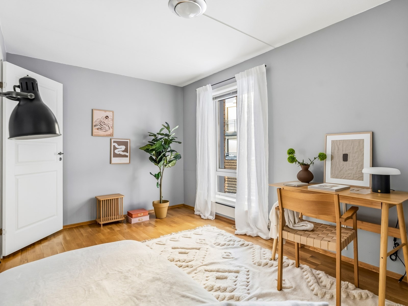 Rommet har plass til seng, nattbord, garderobeløsning og evt. skrivebord. Galleribilde