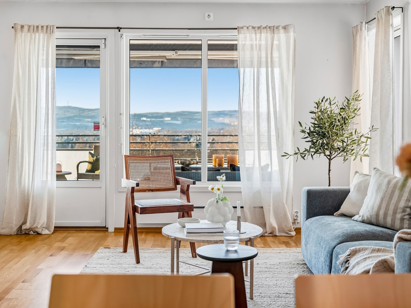 Fra stuen er det utgang til en herlig vestvendt terrasse. Galleribilde