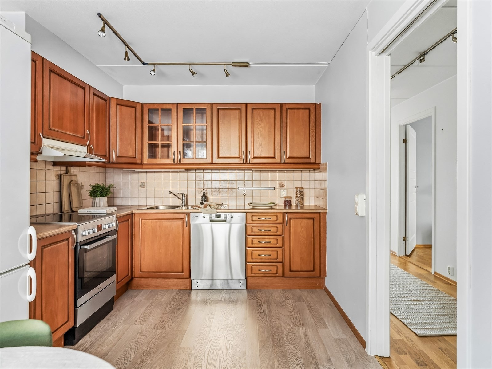 Innredningen har skap med profilerte trefronter, samt laminat benkeplate med nedfelt kum i rustfritt stål. Galleribilde