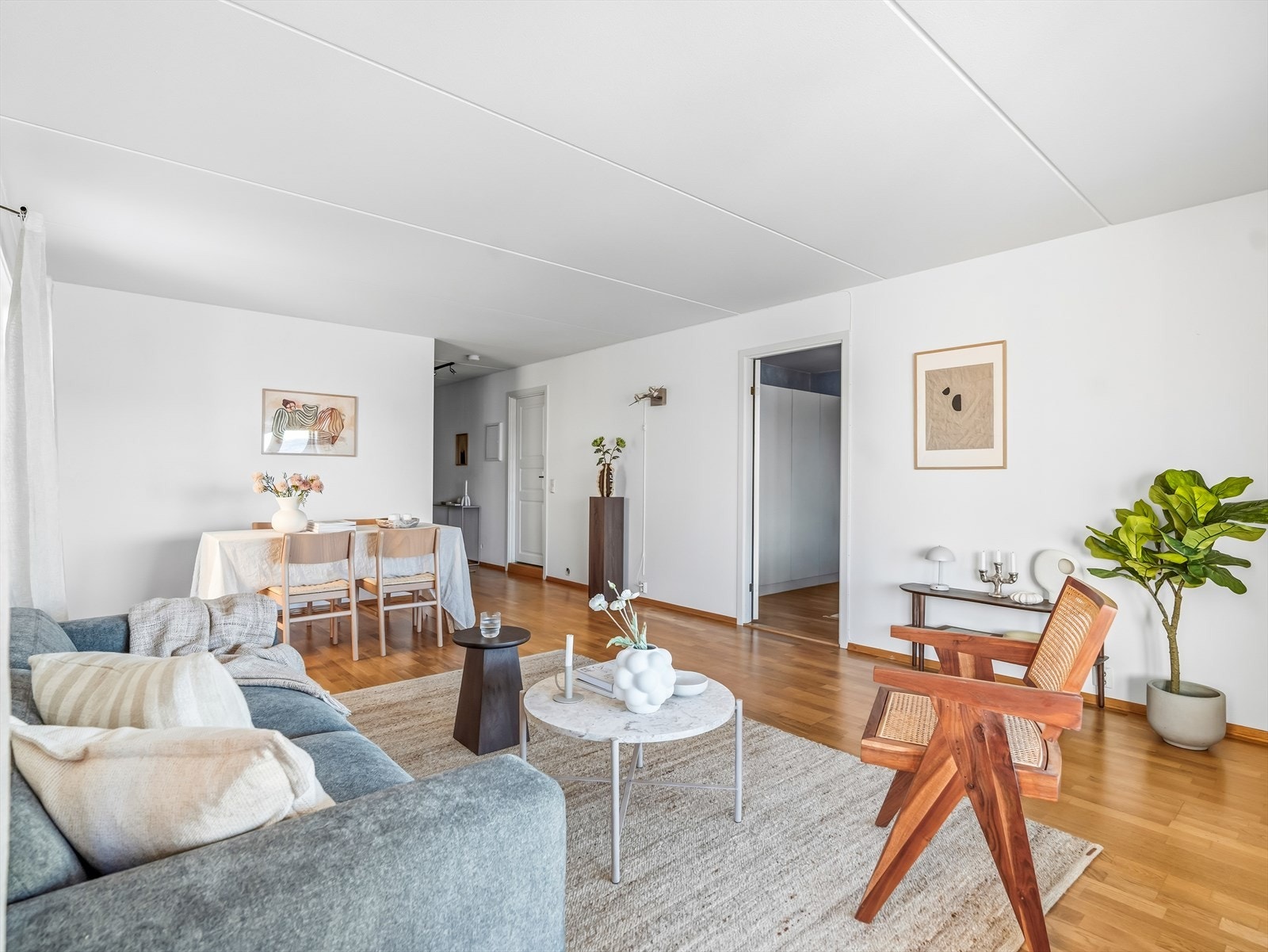 Rommet har god plass til sofaseksjon, tv-møbel og spisegruppe. Galleribilde