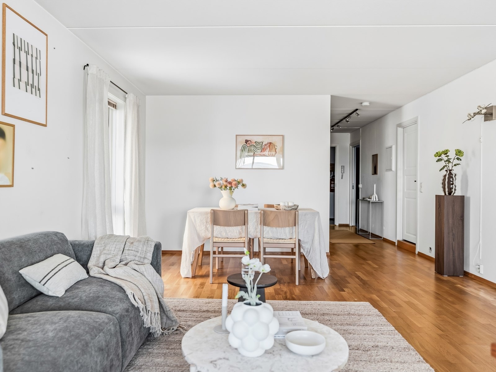 Rommet har hvitmalte vegg- og takflater, samt trestavs parkett på gulvet. Galleribilde