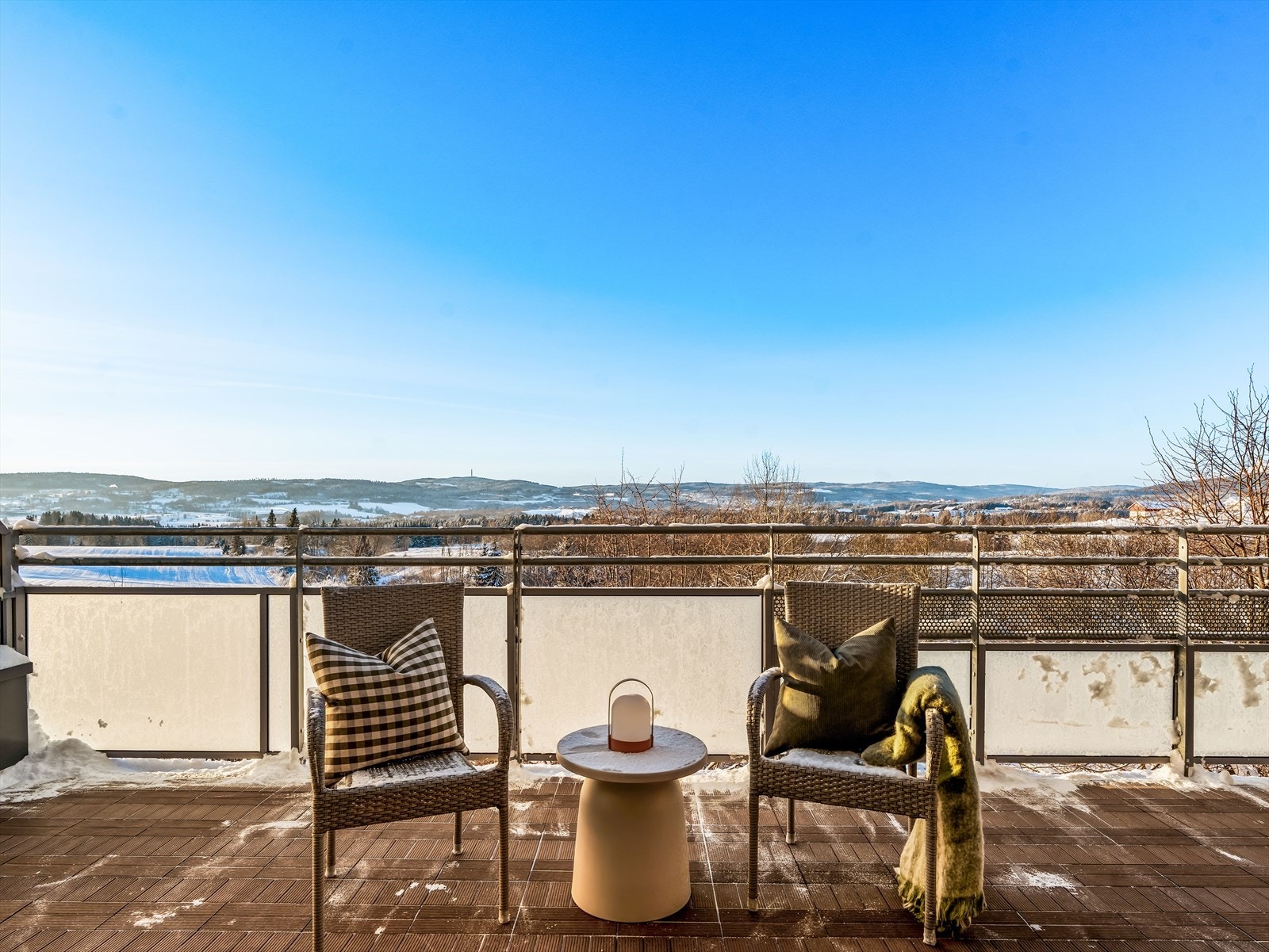 Terrassen byr på en fantastisk utsikt, og fin ettermiddags- og kveldssol. Galleribilde