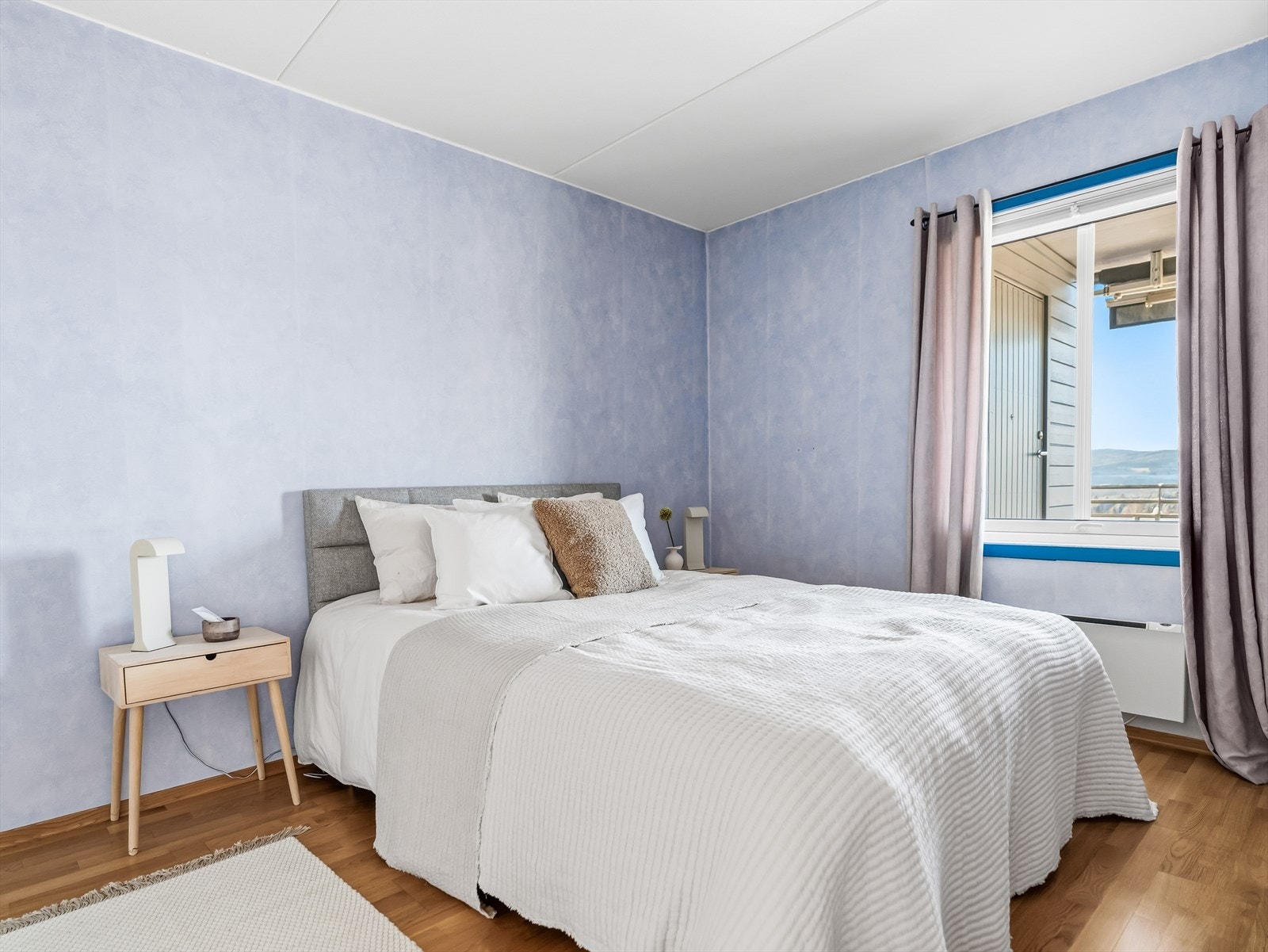 Boligen har to soverom. Hovedsoverommet har plass til dobbeltseng med tilhørende nattbord. Galleribilde