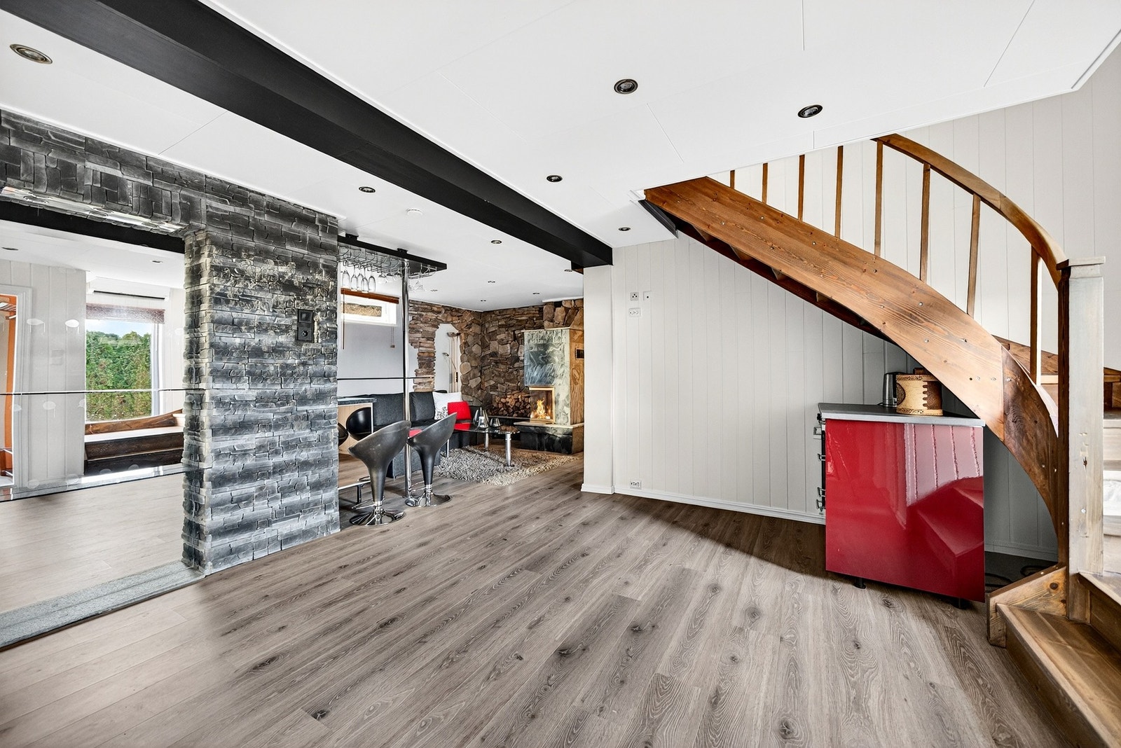 Trappeoppgang fra 1. til 2. etasje. Galleribilde