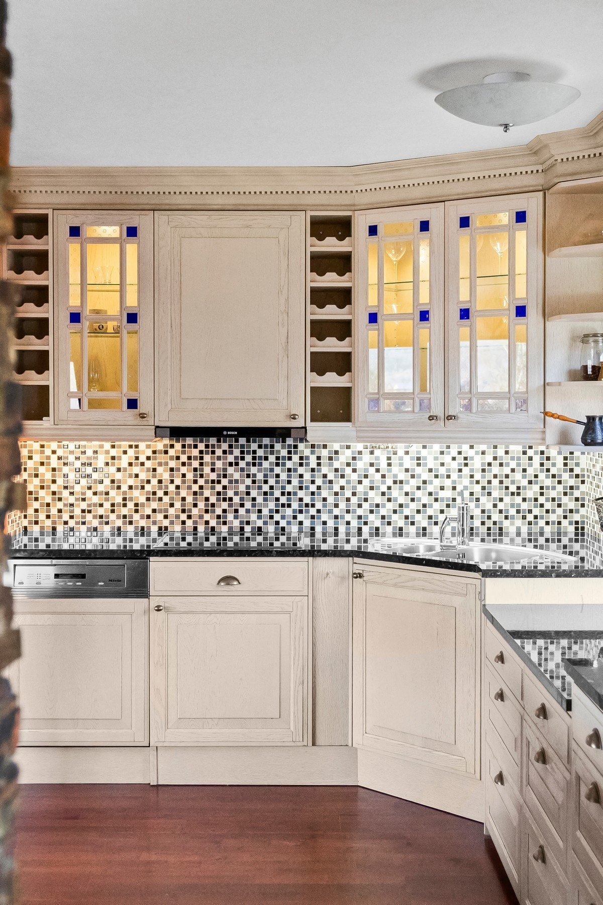 Vegg på kjøkken er flislagt noe som gir en stilfull bakgrunn. Galleribilde