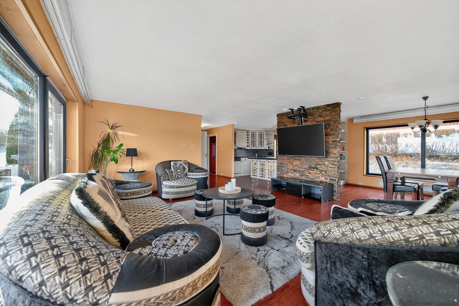 Åpen stue/kjøkken løsning. Galleribilde