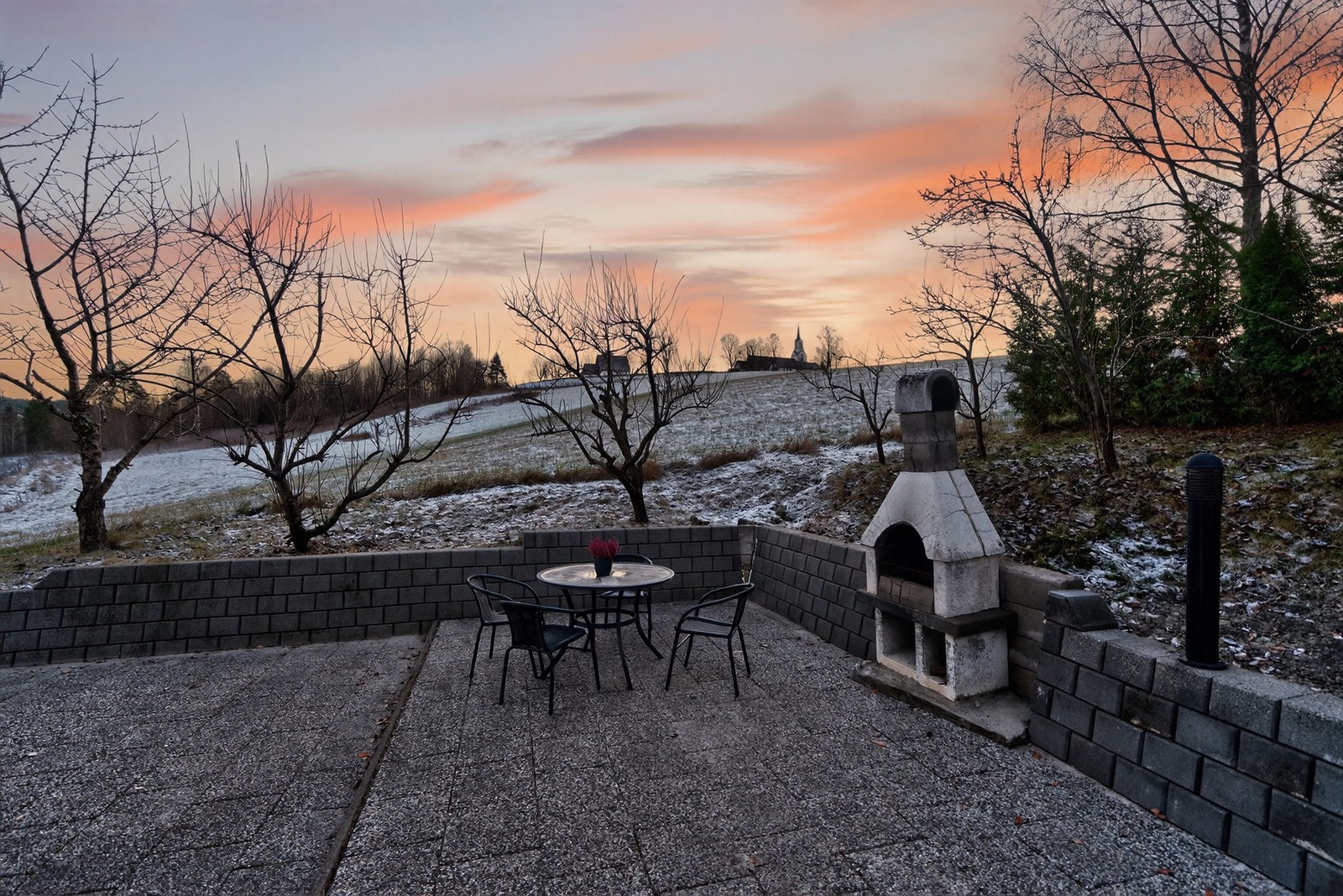 Peis og sittegruppe, med utsikt opp mot Bø kirke. Galleribilde
