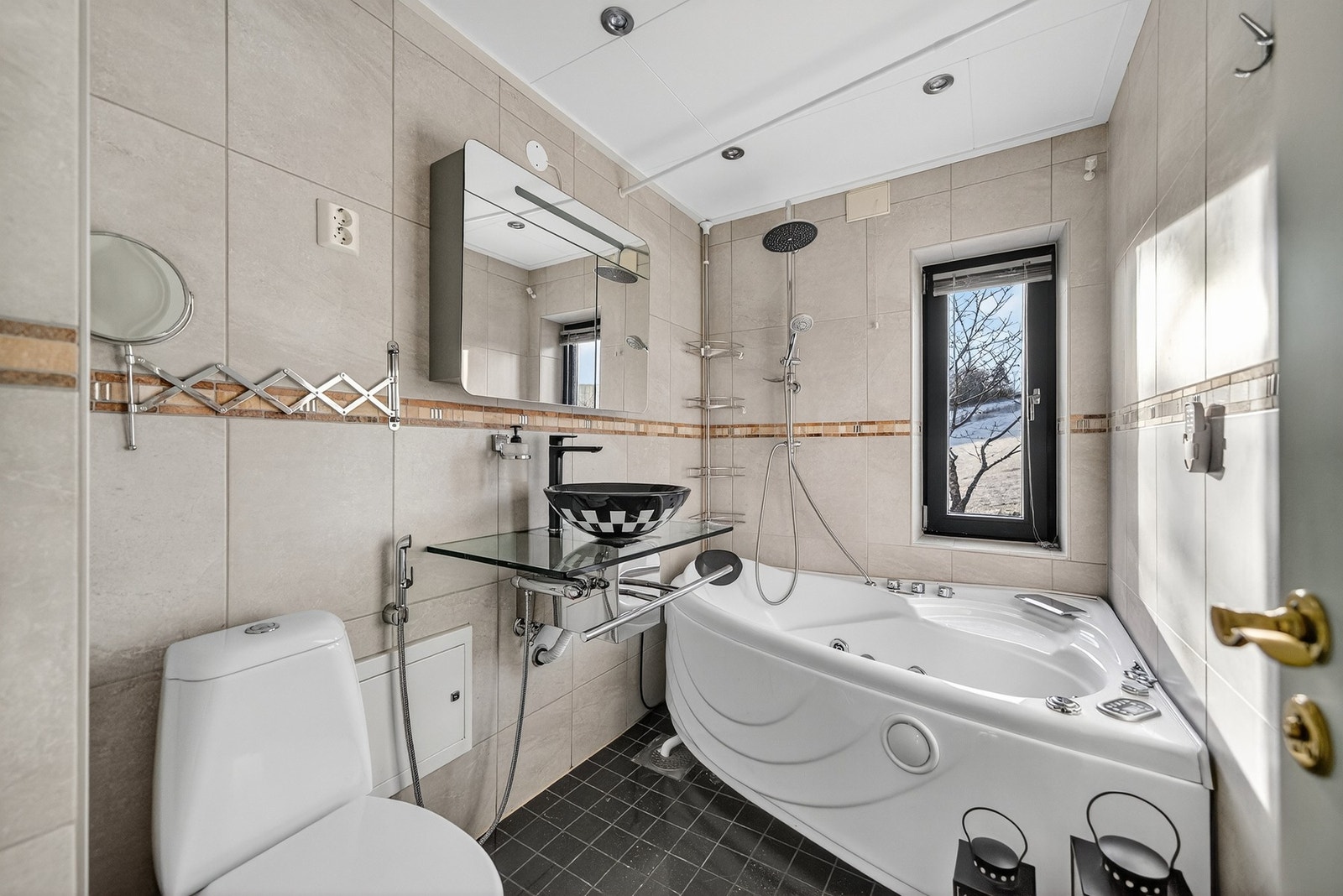 Flislagt bad i boligens 2. etasje. Galleribilde