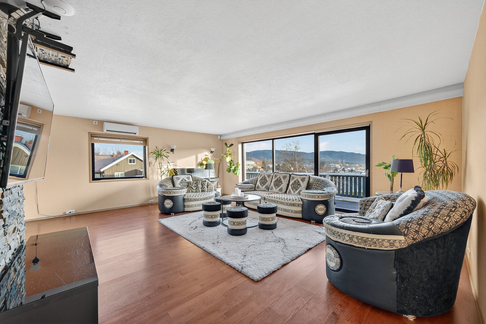 Stue med store vinduer som slipper inn rikelig med naturlig lys. Forbindelse med balkong. Galleribilde