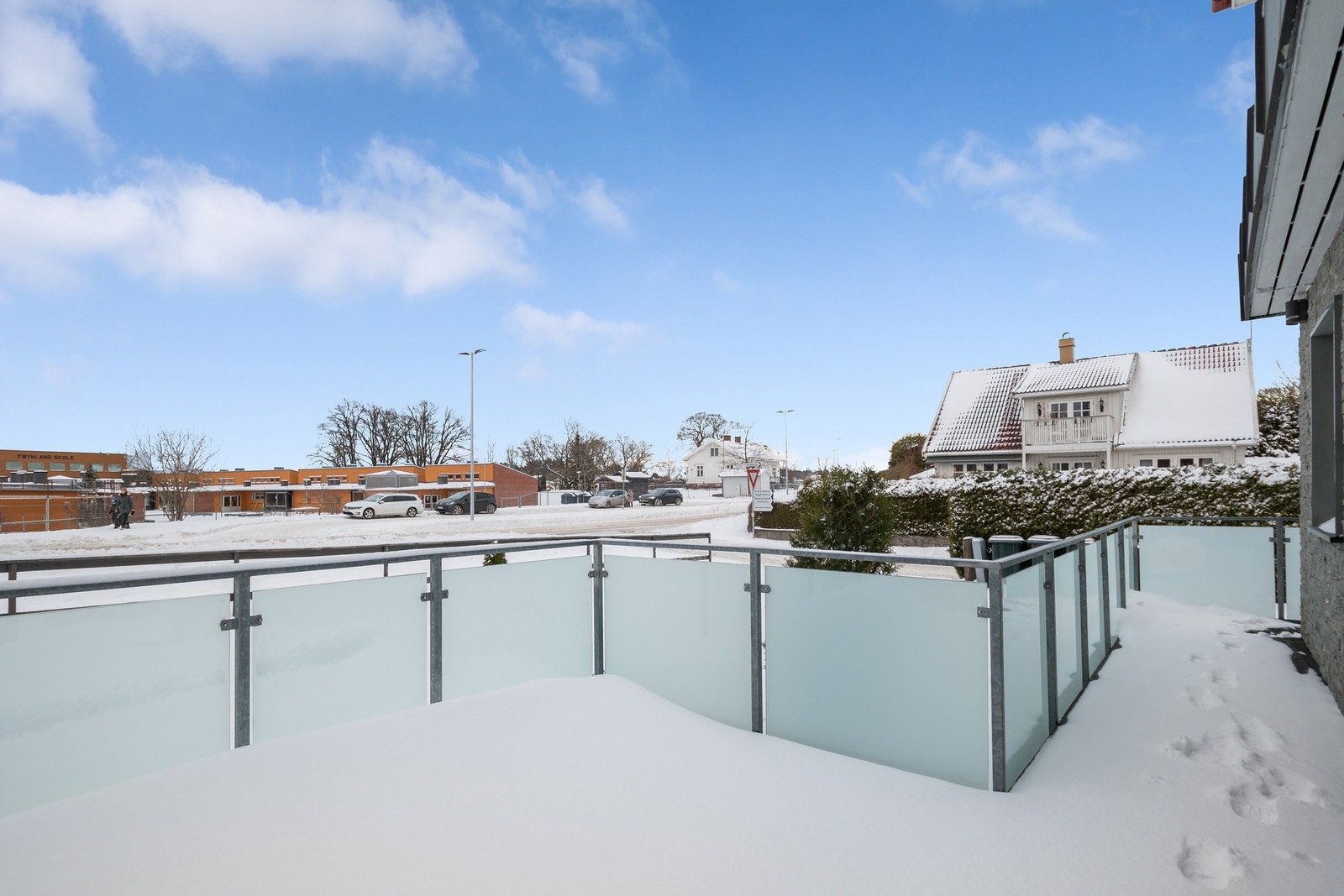 Terrassen strekker seg frem til inngangspartiet og har god plass til ulike møbleringssoner. Galleribilde