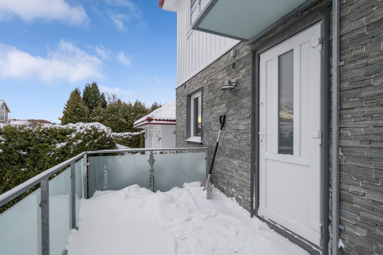 Leiligheten har egen inngang i 1. etasje, der ytterdøren er overbygd på terrassen og utstyrt med belysning og ringeklokke. Galleribilde