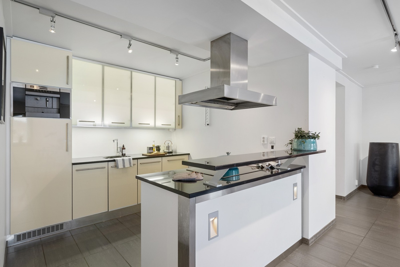 Innredningen er fra 2008 og består av hvite, glatte fronter, vitrineskap med lys, benkeplate i granitt og nedfelt oppvaskkum i rustfritt stål. Galleribilde