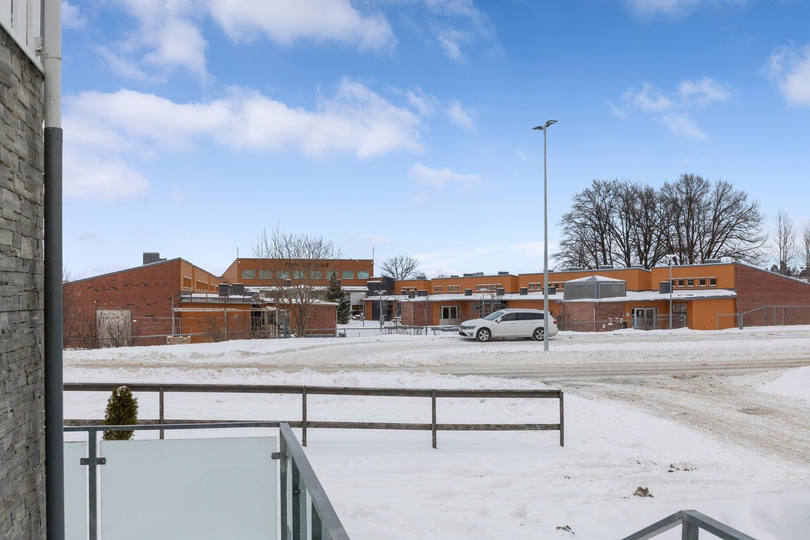 Føynland barneskole ligger rett over veien. Galleribilde