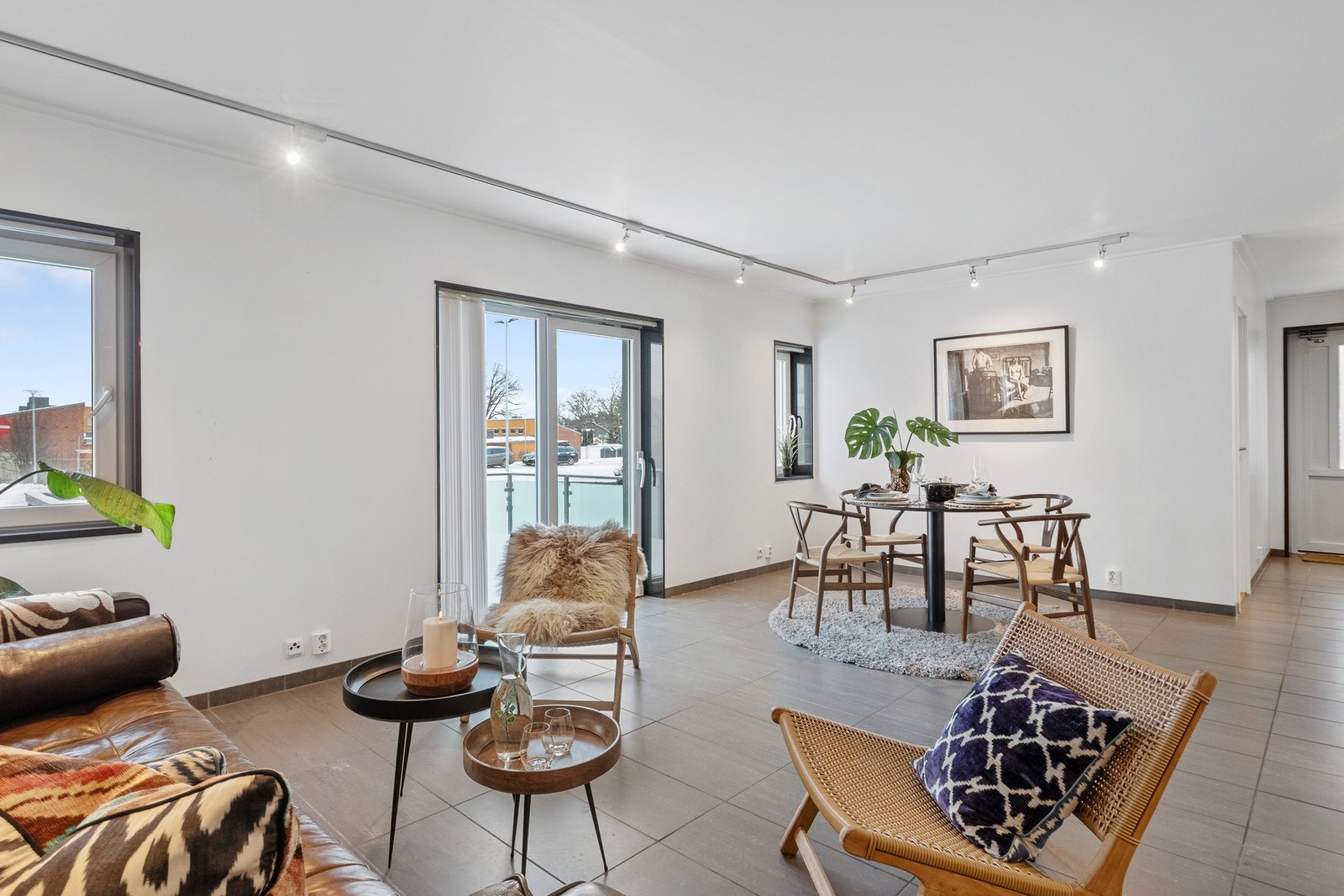 Rommets utforming gjør det lett å møblere med ulike sittegrupper og soner. Galleribilde