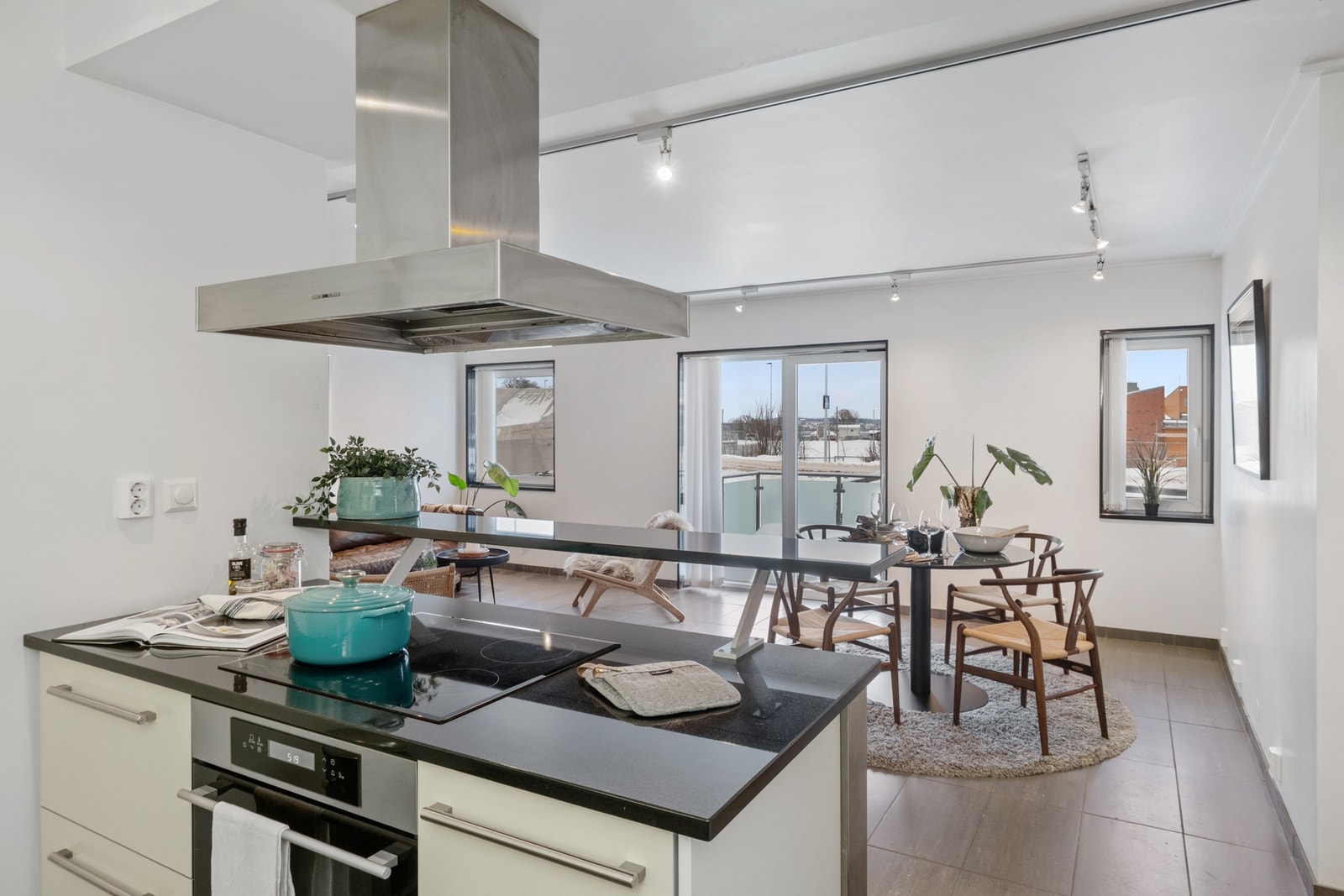 Det er god skapplass og integrerte hvitevarer, inkludert stekeovn, kjøleskap, kaffemaskin (fungerer ikke), induksjonstopp og to oppvaskmaskiner. Galleribilde