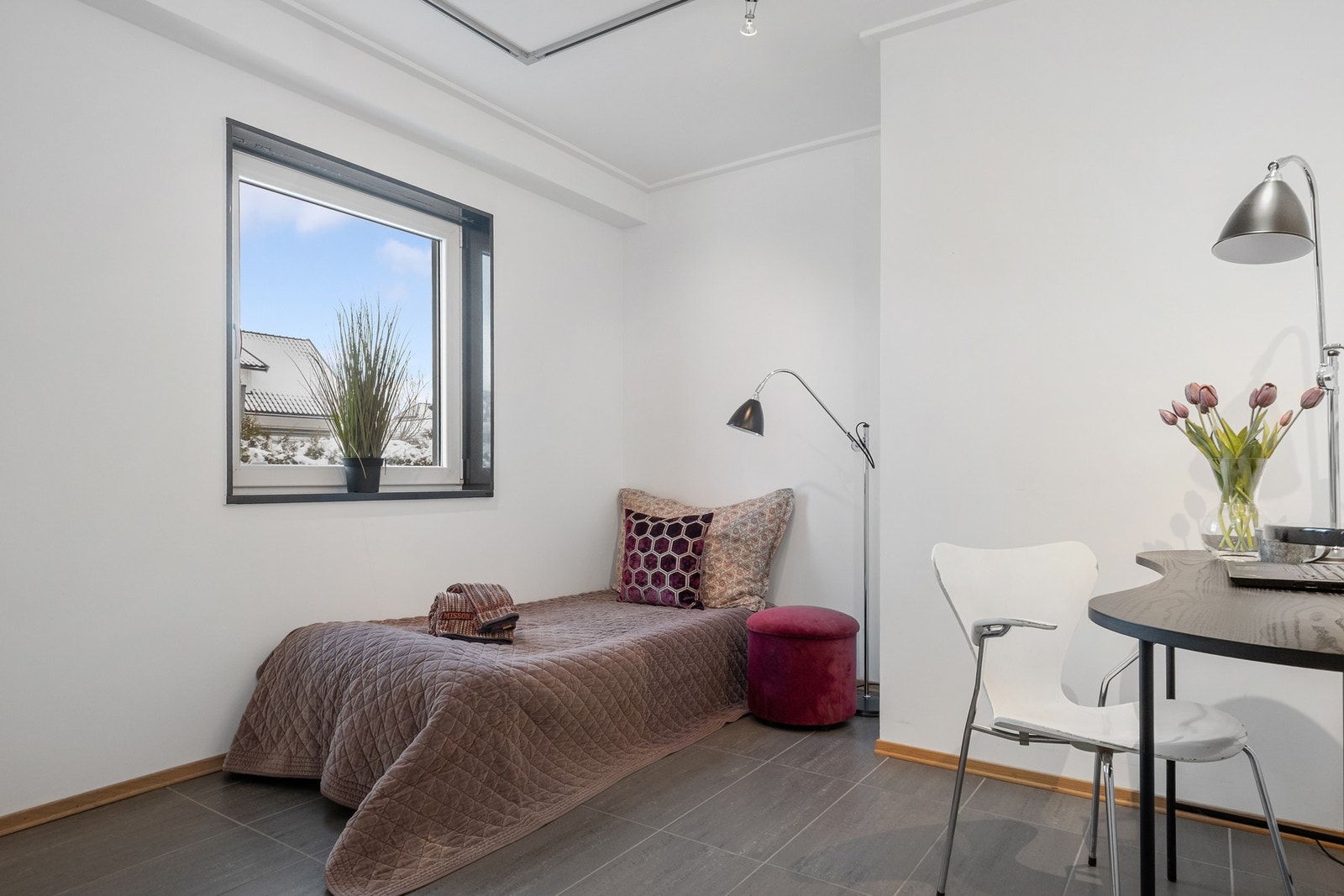 Leiligheten har to lyse soverom med gulvvarme under flislagt gulv. Galleribilde