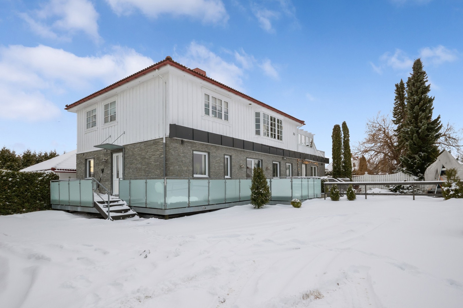 Felleseiendommen er opparbeidet med steinsatte arealer, plen, hekk, trær og diverse beplantning. Galleribilde