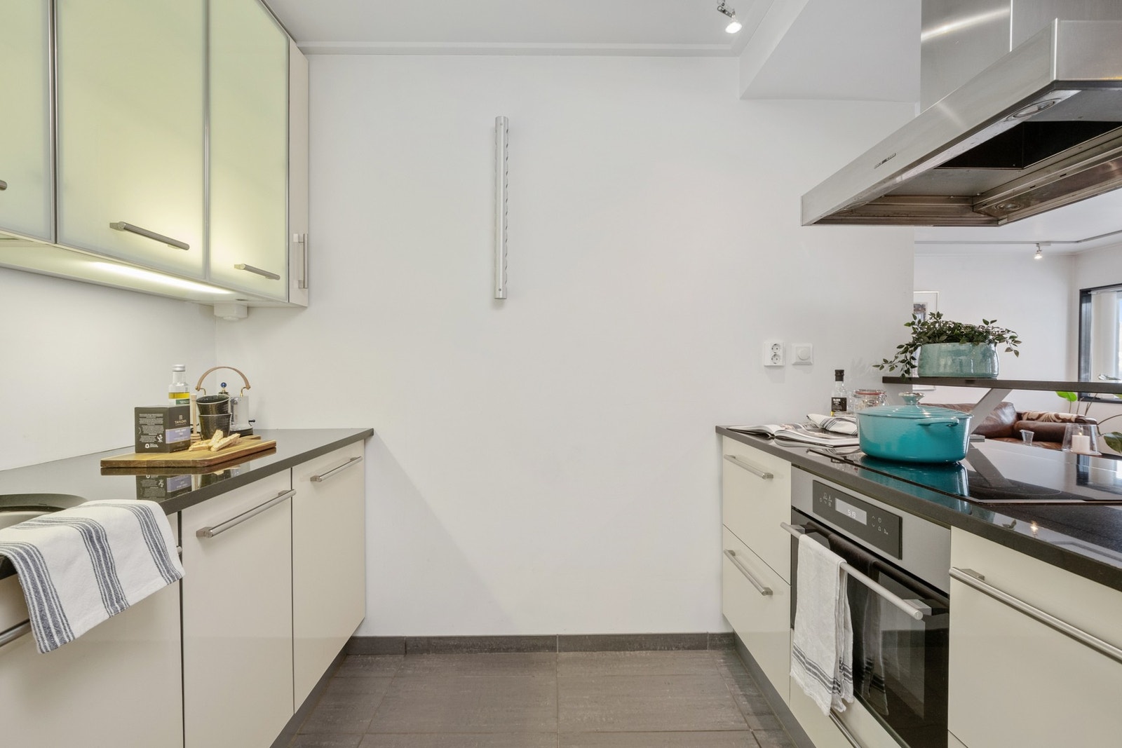 Over benken og kokeplassen er det belysning, og det er montert en takhengt ventilator. Galleribilde