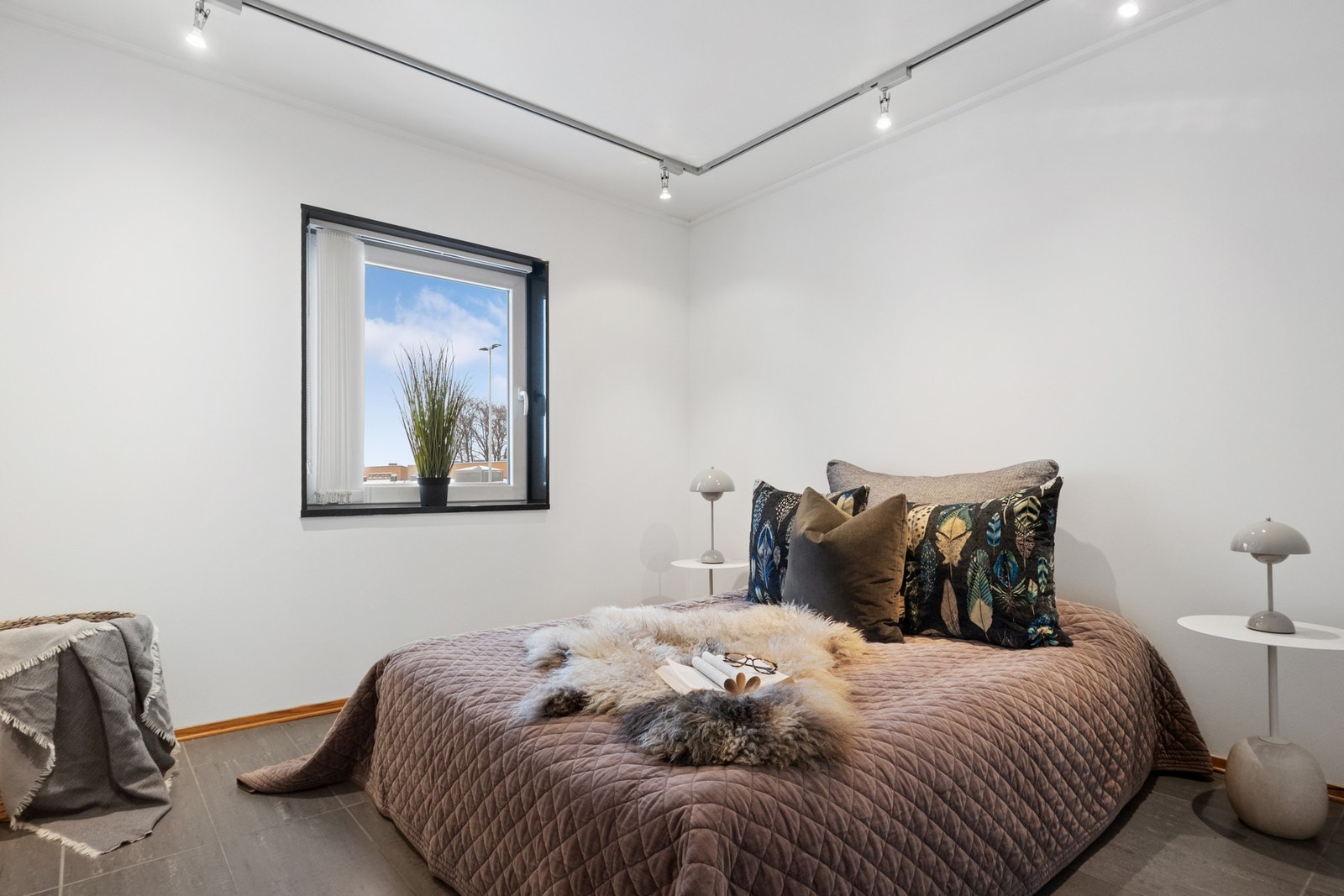 Hovedsoverommet har god plass til dobbeltseng, garderobeskap og annet møblement. Galleribilde