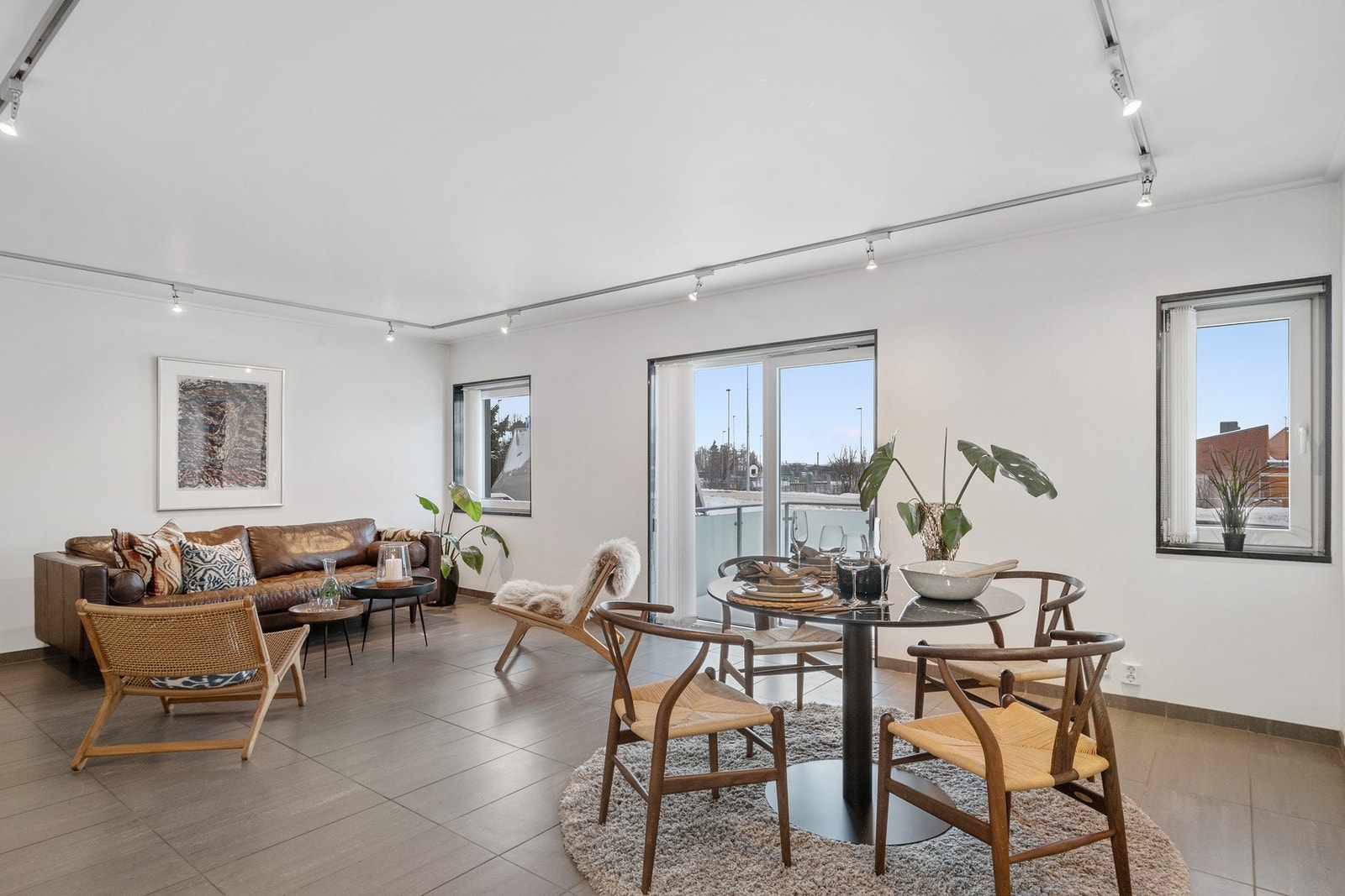 Lys og luftig stue med store vinduer og utgang til sydøstvendt terrasse. Galleribilde