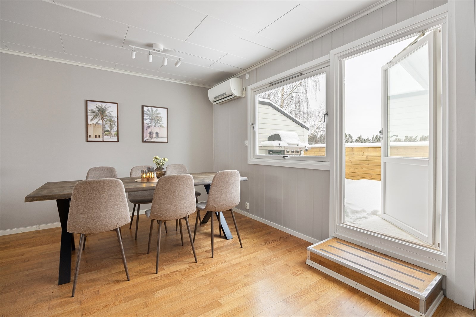 Direkte utgang til vestvendt terrasse med herlige solforhold. Galleribilde