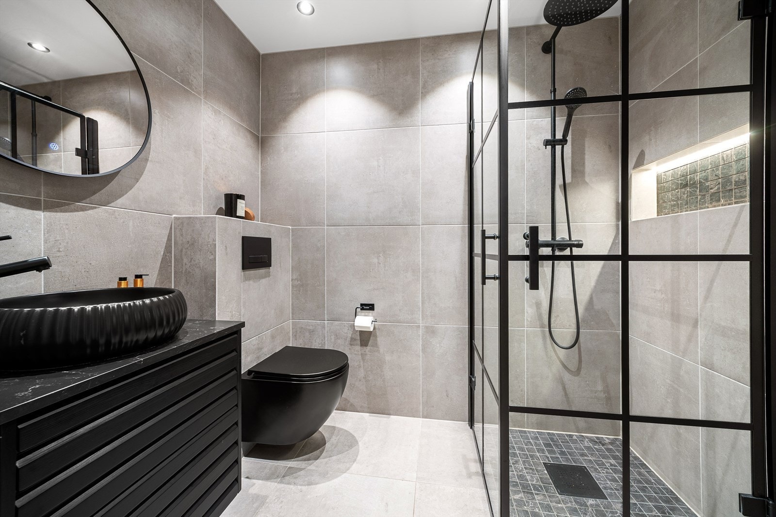 Badet i 1. etasje ble pusset opp i 2024 og har en nydelig utførelse. Galleribilde