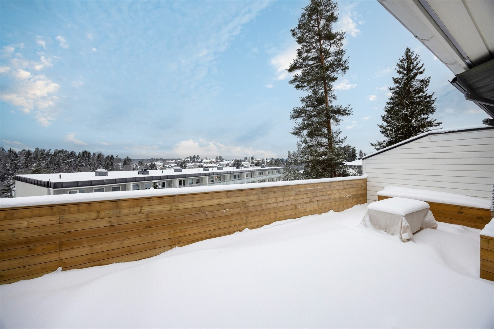 Flott utsikt og god plass til både sofagruppe, spisebord og grill. Galleribilde