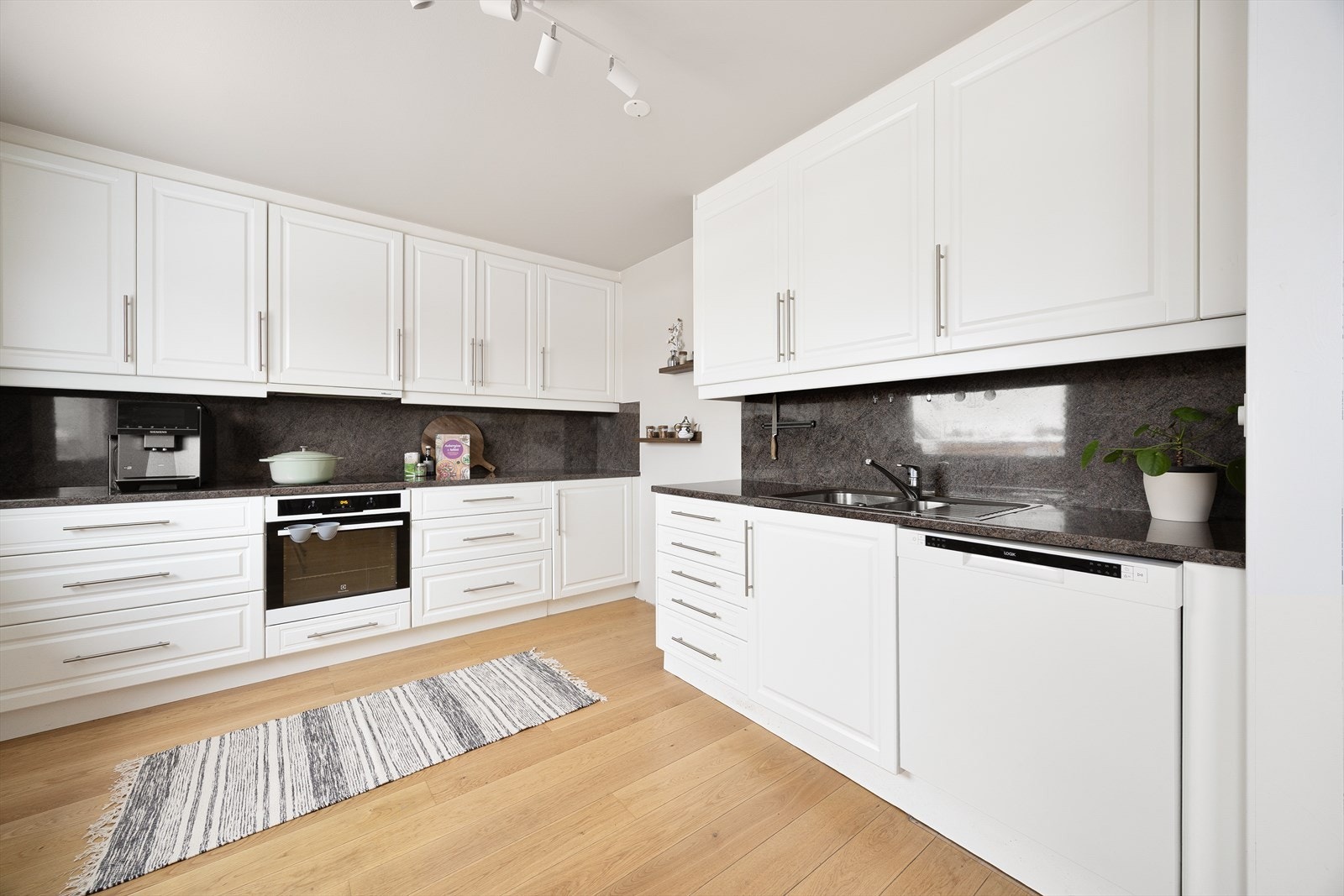 Her har du godt med både benk- og skapplass. Galleribilde