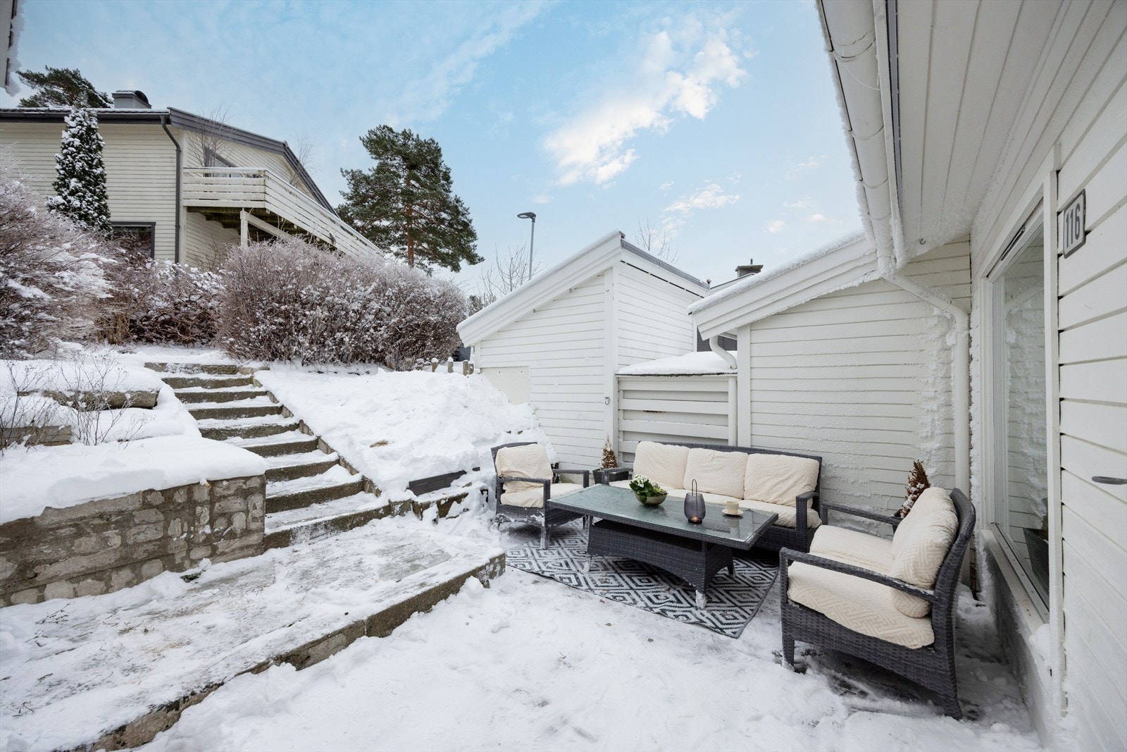 Boligen er en del av Mellomlia Grendelag som sørger for drifting av fellesområdene på feltet, herunder snømåking, lekeapparater, garasjeanlegg og kollektiv avtale for tv og internett, m.m. Galleribilde