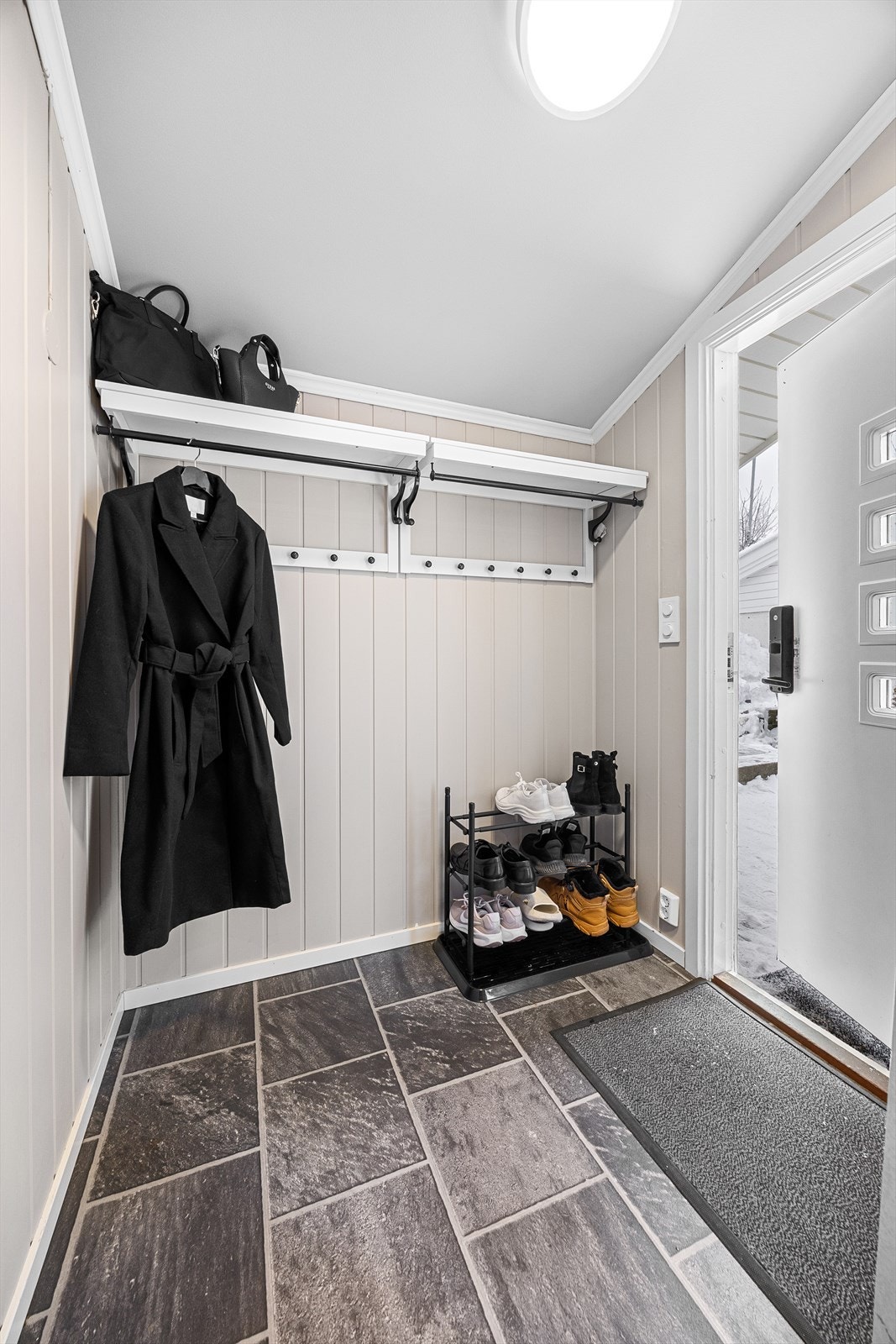 Romslig entré med god plass til ytterjakker og sko. Galleribilde