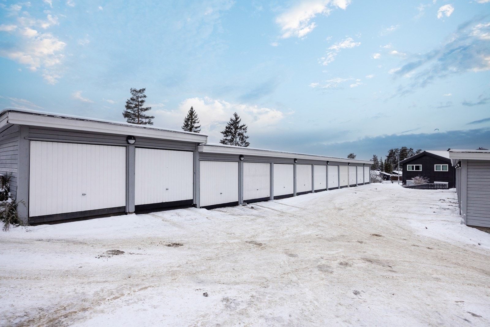 Boligen disponerer 1 garasjeplass. Galleribilde