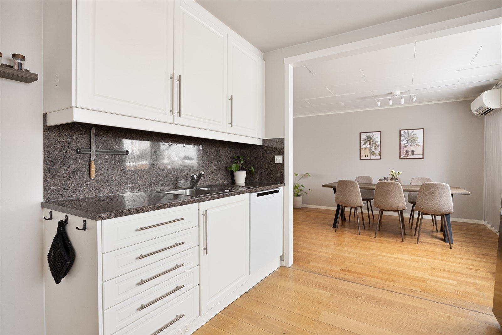 Alle hvitevarene på kjøkkenet medfølger boligen. Galleribilde