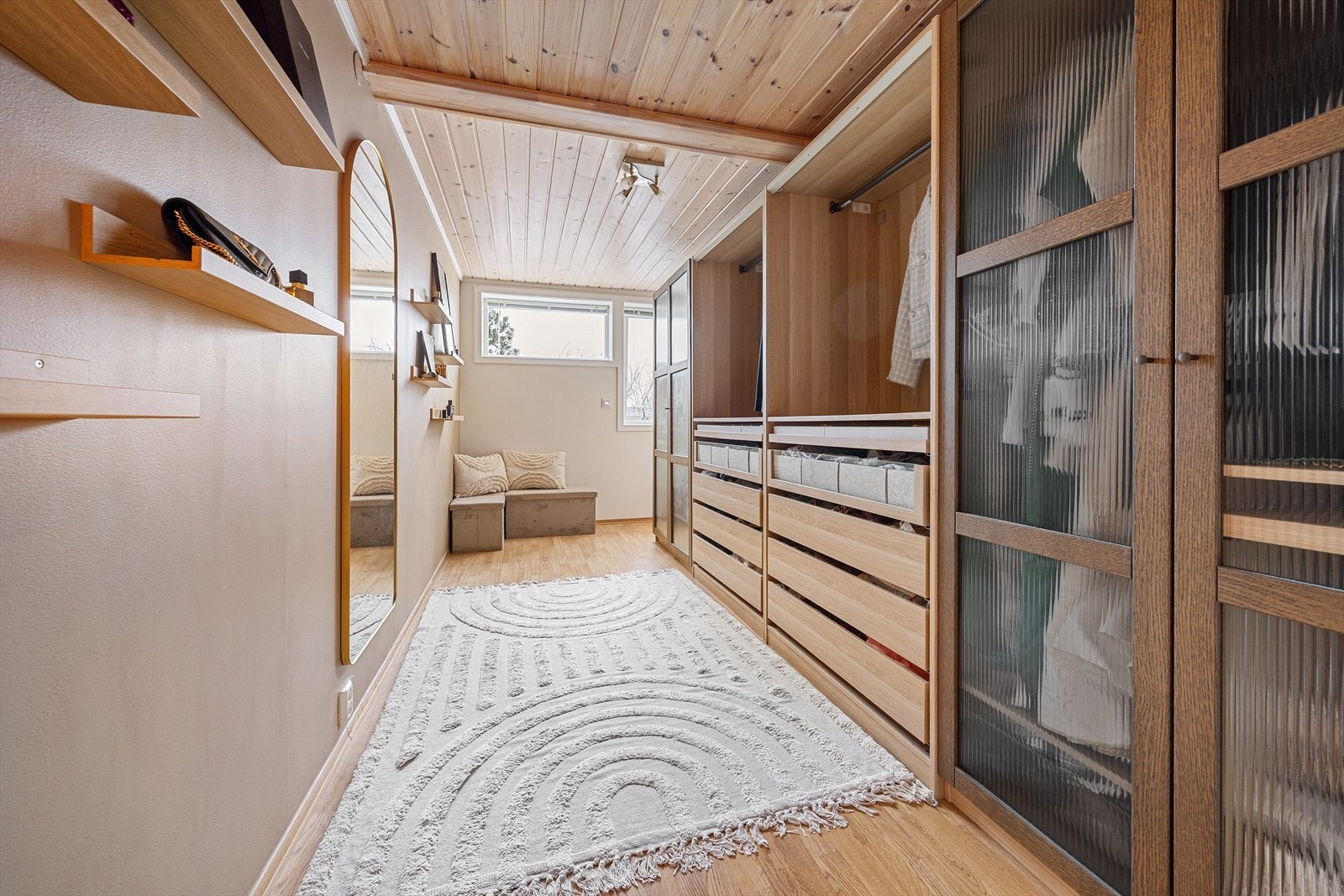 ...selger benytter i dag soverom nr. 2 som sitt eget walk-in closet. Dette rommet kan selvfølgelig enkelt innredes som soverom ved behov. Galleribilde