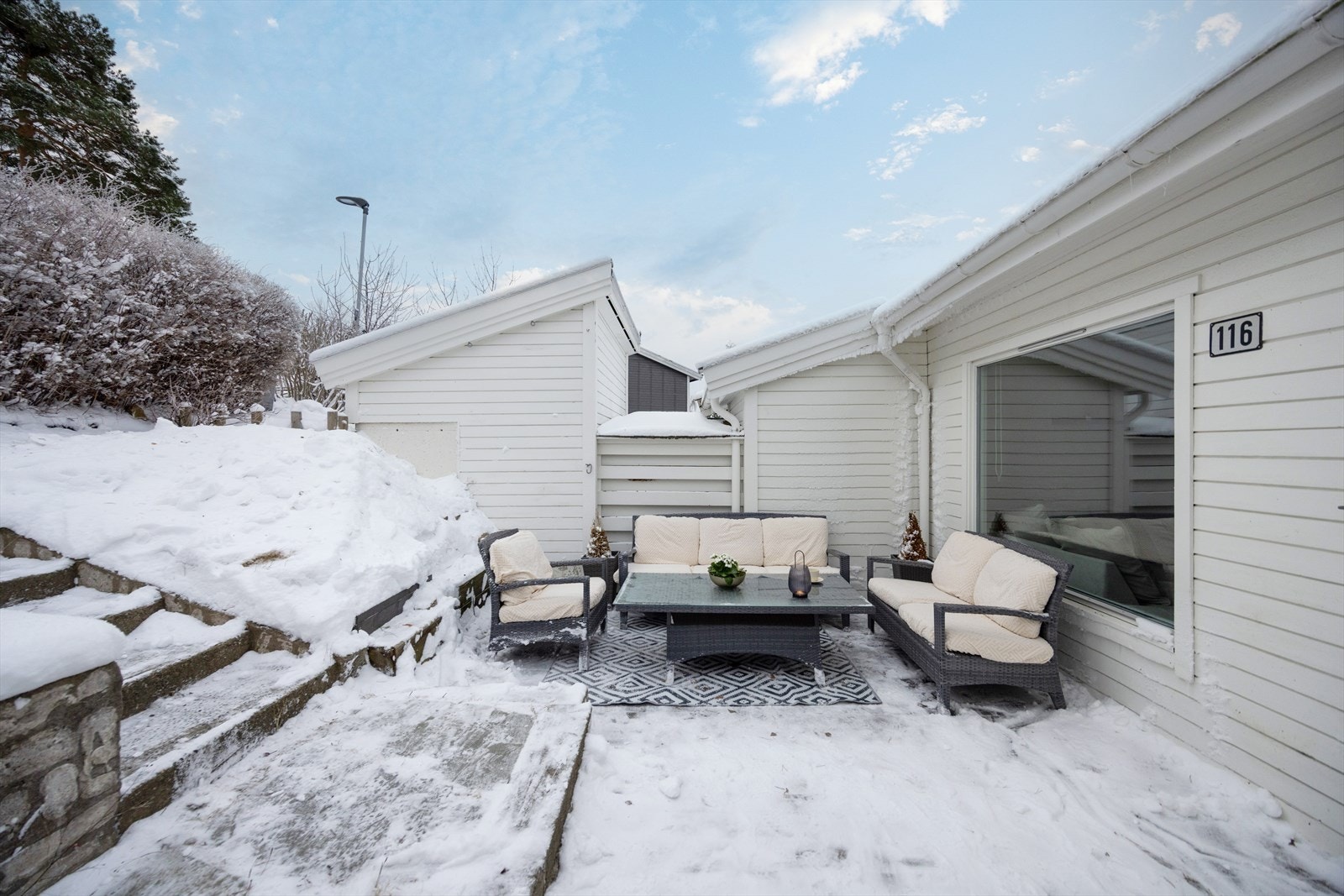 Det første du møter ved ankomst til huset er denne sydøstvendte uteplassen som er et fantastisk sted å nyte frokost og morgenkaffe. Galleribilde